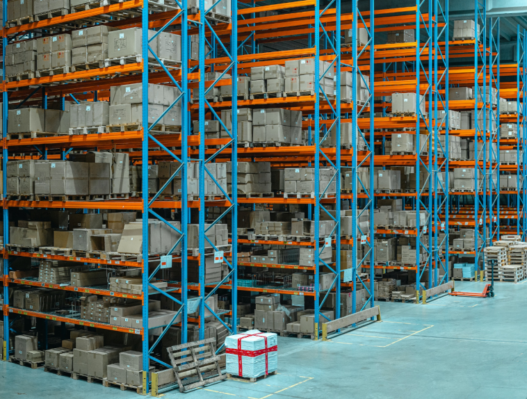 almacén lleno de cajas